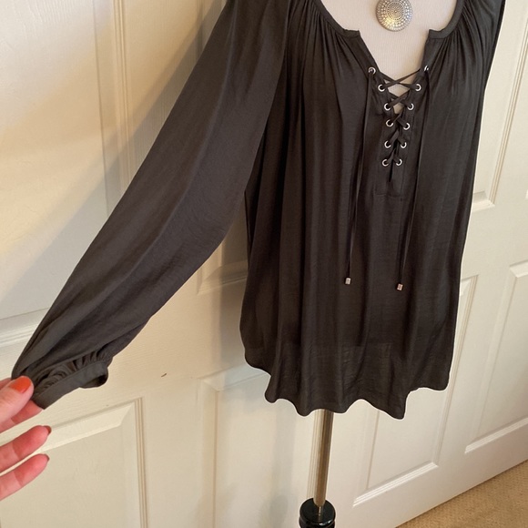 Beautiful dark olive  green Jennifer Lopez blouse!! Large - Picture 2 of 8